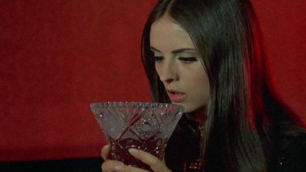 vampyros lesbos still - woman drinks blood from cup